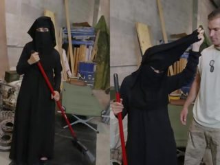 Tour de rabos - muçulmano mulher sweeping chão fica noticed por virado em americana soldier