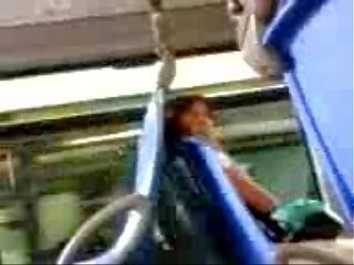 Cazzo lampeggiante a emozionante donna in il autobus