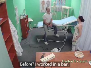 Maestro scopa infermiera e pulizia studentessa in falso ospedale