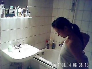 Apanhada sobrinha tendo um banho em escondido câmara - ispywithmyhiddencam.com