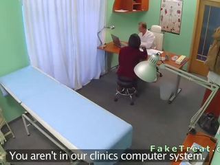 Dobrado sobre mesa paciente fica fodido em falsificação hospital